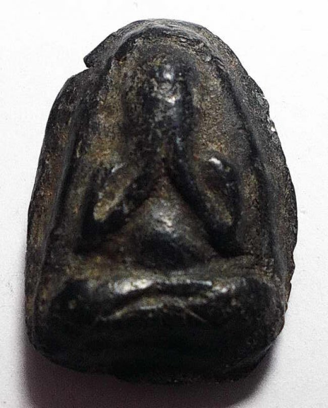 พระผงคลุกรัก พิมพ์ปิดตาหลังแบบ