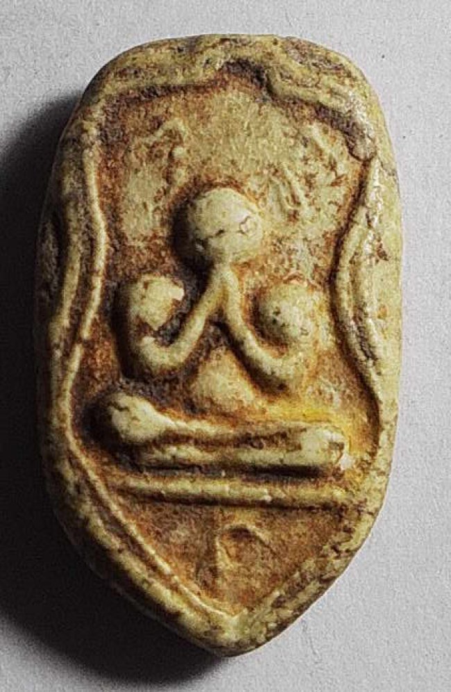 ปิดตาใบเสมา เนื้อผงพุทธคุณ ลพ.เงิน บางคลาน ปิดตาใบเสมา เนื้อผงพุทธคุณ ลพ.เงิน บางคลาน