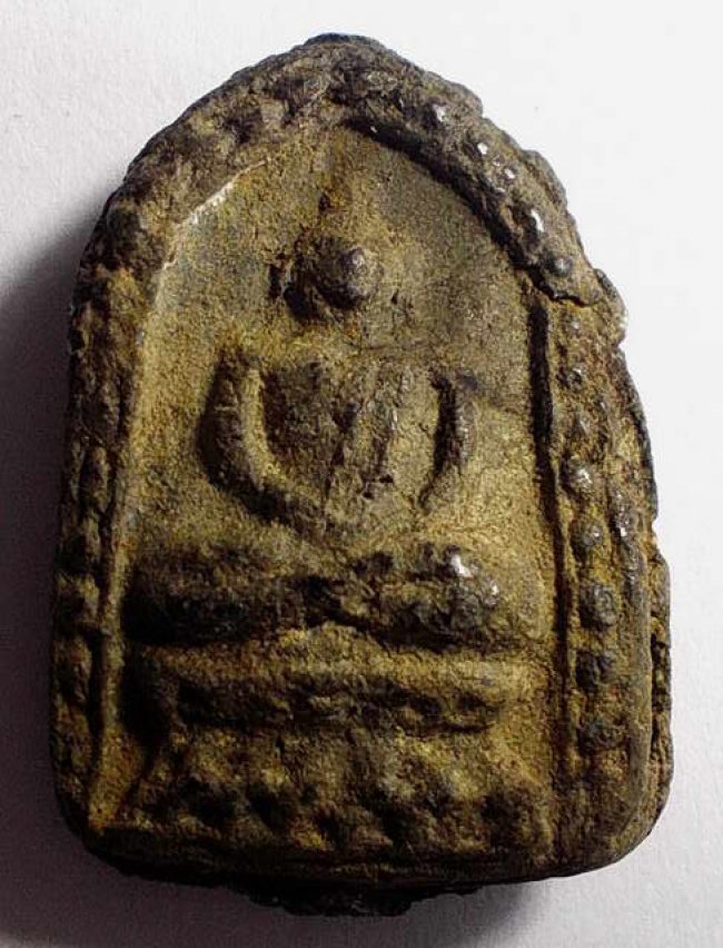 พระกรุวัดท้ายตลาด พิมพ์สมาธิข้างเม็ด หลังยันต์ 