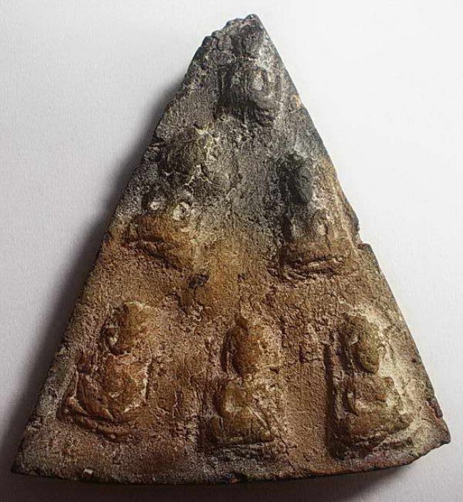 พระกรุบรมธาตุนาดูนสามเหลี่ยมตัดหก