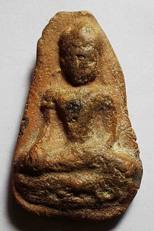 พระร่วงนั่งเทริดขนนก เนื้อดิน ลพบุรี