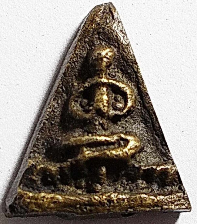 เหรียญหลวงปู่รอด วัดบางน้ำวน พิมพ์สามเหลี่ยม พนมมือ เหรียญหลวงปู่รอด วัดบางน้ำวน พิมพ์สามเหลี่ยม พนมมือ