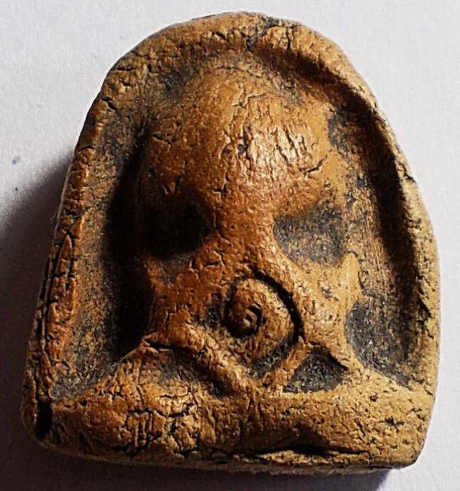 ปิดตา พิมพ์กระบองไขว้ หลวงพ่อโหน่ง วัดคลองมะดัน สุพรรณบุรี