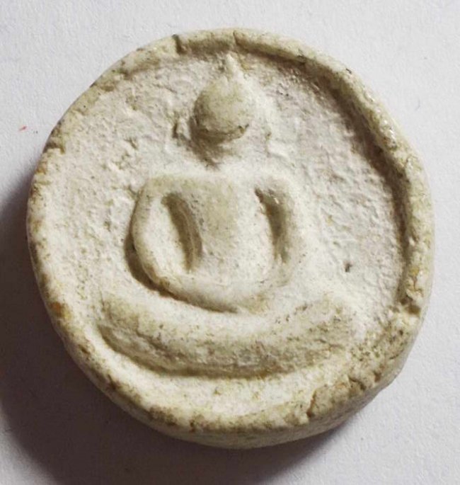 จันทร์ลอย เนื้อผงหลังเรียบ  ลป.ลำภู วัดใหม่อมตรส (บางขุนพรหม) ปี 02