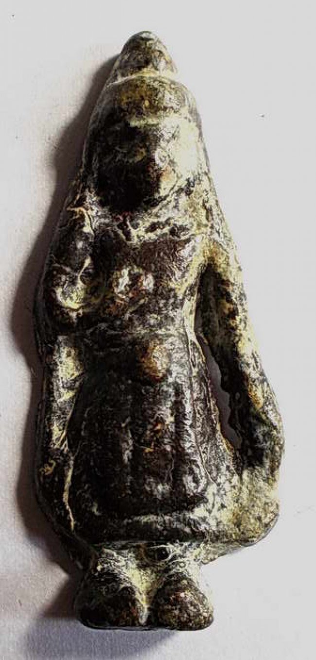 พระร่วงยืน เนื้อตะกั่วสนิมแดง พิมพ์ต้อ กรุบ้านหัวเกาะ สุพรรณบุรี