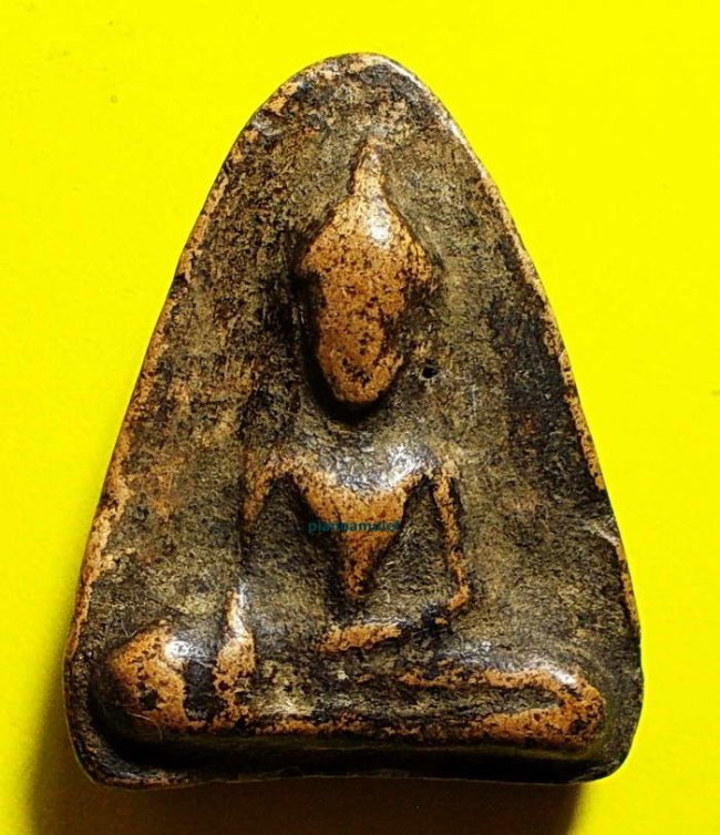 พระร่วงนั่ง เข่ากว้าง กำแพงเพชร