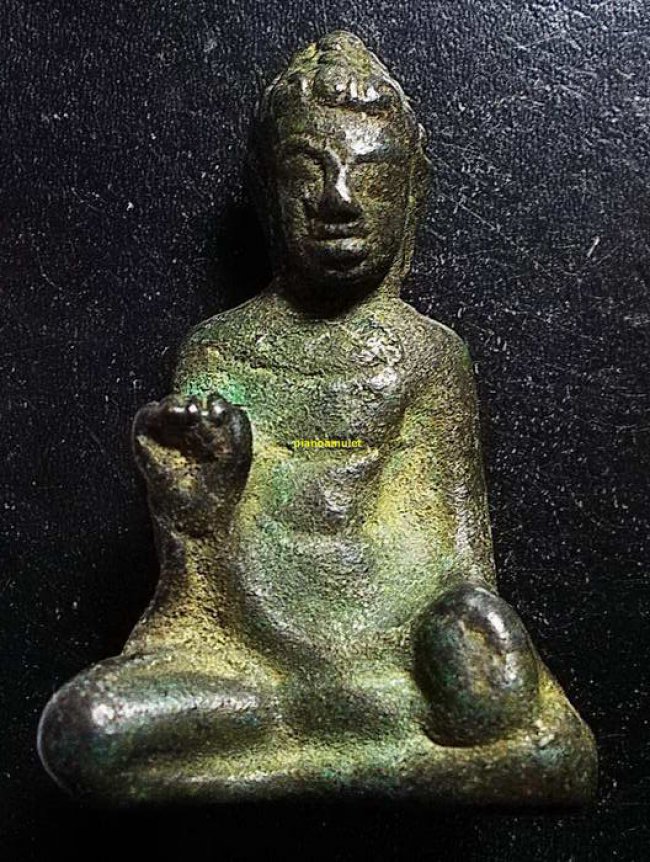 พระศิลปะทวารวดี พิมพ์นั่งปางประทานพร เนื้อสัมฤทธิ์ สนิมเขียว ขนาดห้อยบูชา
