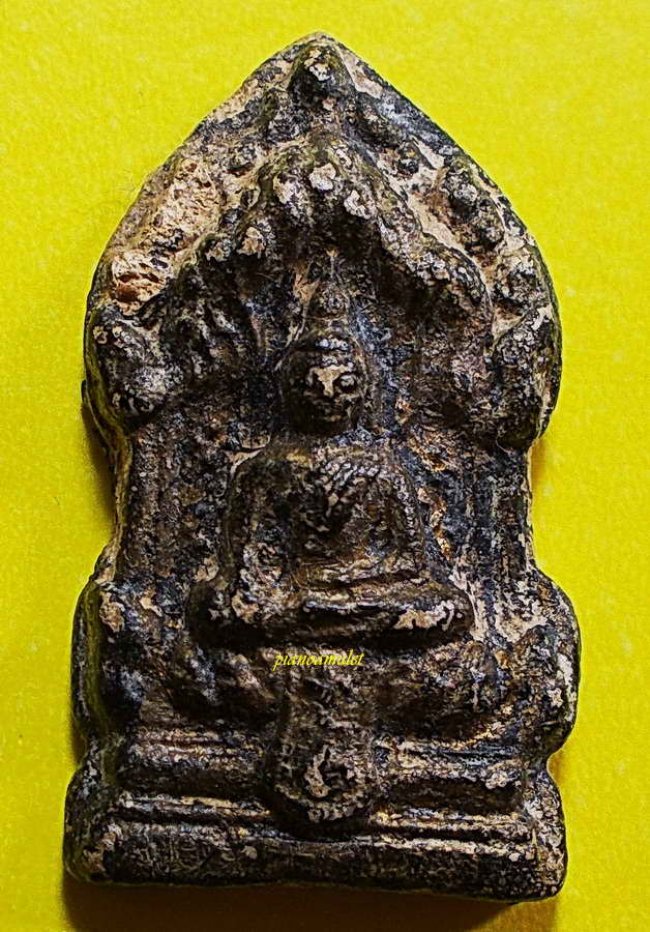 พระเนื้อดิน กรุวัดประยูรฯ พิมพ์พระนาคปรกฐานผ้าทิพย์