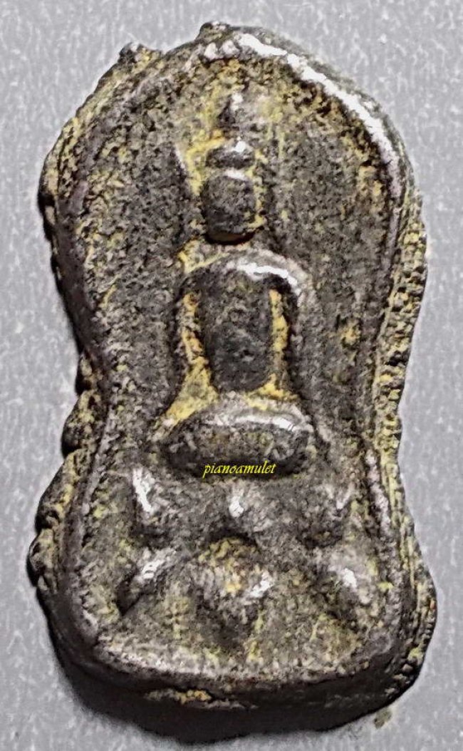 เหรียญหลวงปู่ศุข วัดปากคลองมะขามเฒ่า ชัยนาท พิมพ์นั่งเปิดโลก ฐานบัวคว่ำบัวหงาย เหรียญหลวงปู่ศุข วัดปากคลองมะขามเฒ่า ชัยนาท พิมพ์นั่งเปิดโลก ฐานบัวคว่ำบัวหงาย