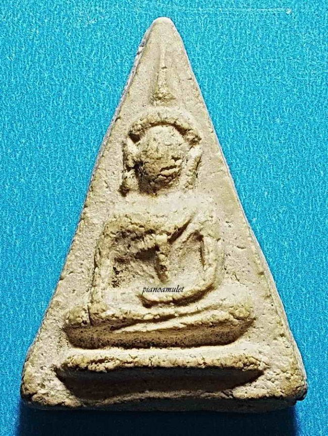 พระนางพญาชีโบ[ฐานหมอน หลวงปู่เผือก วัดกิ่งแก้ว ปี 2496