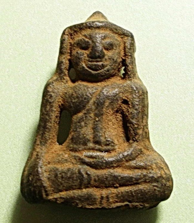 พระร่วงนั่งแขนโปร่ง (แขนทะลุ) กรุวัดพระยาดำ สุโขทัย