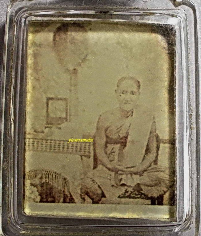 รูปถ่ายอัดกระจกสองหน้า ลป.เอี่ยม วัดสะพานสูง