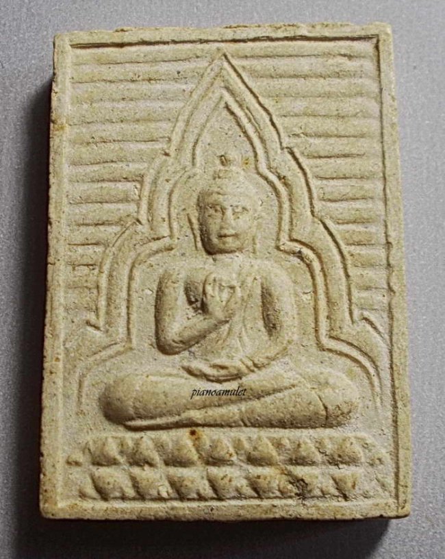 พระวัดปากน้ำ รุ่น 4 พิมพ์ใหญ่หลัง ภ ด้านหลังโรยพลอย