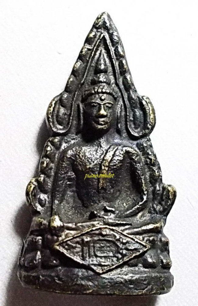 พระพุทธชินราชอินโดจีน หลวงปู่เผือก วัดกิ่งแก้ว จ.สมุทรปราการ ปี 2485 ใต้ฐานอุดใหญ่ พระพุทธชินราชอินโดจีน หลวงปู่เผือก วัดกิ่งแก้ว จ.สมุทรปราการ ปี 2485 ใต้ฐานอุดใหญ่