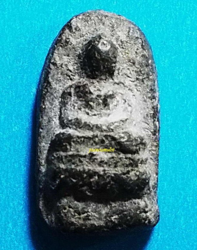 พระรอดละโว้ พิมพ์ฐานสูง ปี 2482 เนื้อผงใบลาน วัดกำแพง จ.ลพบุรี