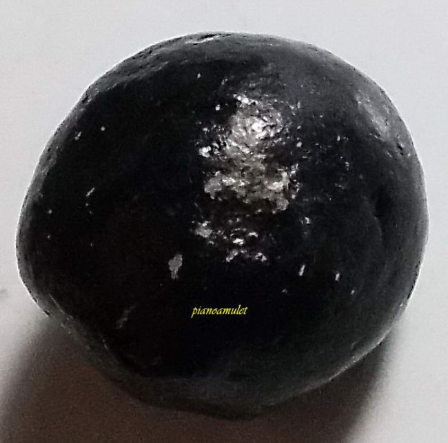 ลูกอม เนื้อผงจุ่มรัก หลวงพ่อทองสุข วัดสะพานสูง