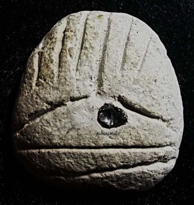 พระปิดตาเนื้อผงปูนเสกหรือพระปิดตาพุทโธหรือพระปิดตาล้มลุก แม่ชีบุญเรือน