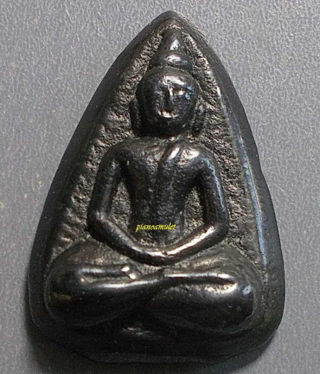 พระกลีบบัวเนื้อเมฆพัตรหลังพระปิดตา ลป.บุญ วัดกลางบางแก้ว นครปฐม