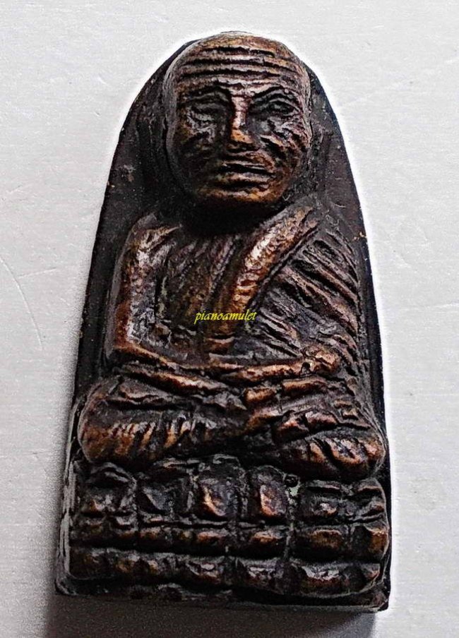 หลวงปู่ทวดหลังเตารีด พิมพ์กลาง ปั้มซ้ำ ปี 05