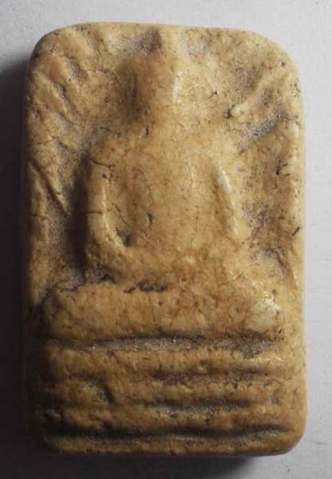 พระเนื้อผงลป.เผือก วัดกิ่งแก้ว พระพิมพ์สามชั้นรัศมี (อินโดจีน) ปี 85