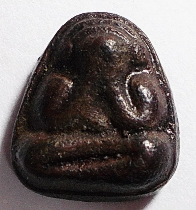 พระปิดตาหลวงปู่เฮี้ยง วัดป่า ชลบุรี หลังยันต์อิติ