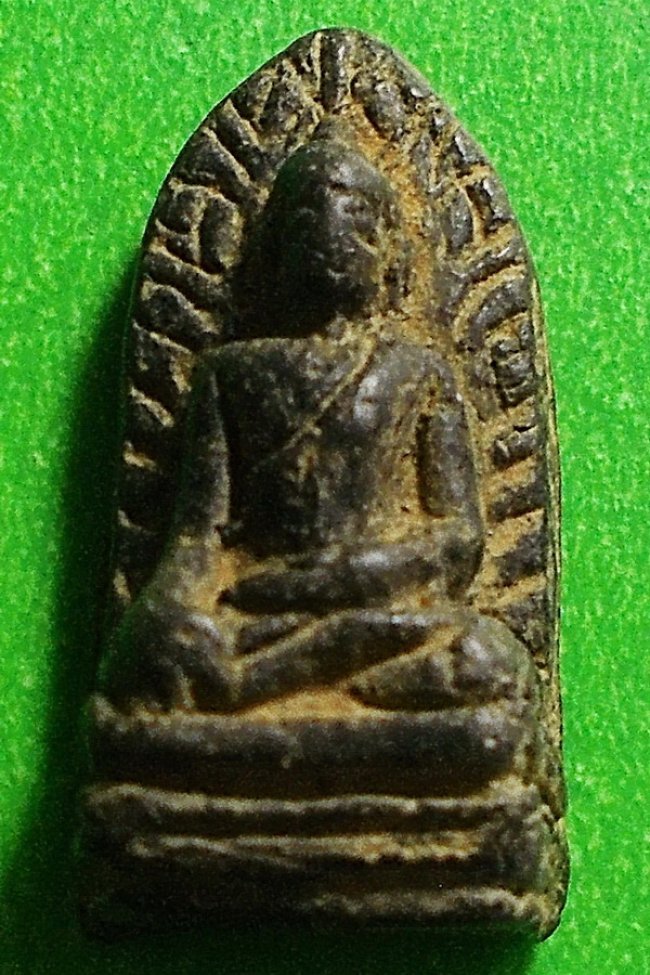 พระรอดวัดพระสิงห์  พิมพ์ใหญ่ หูขีด ปี 2496