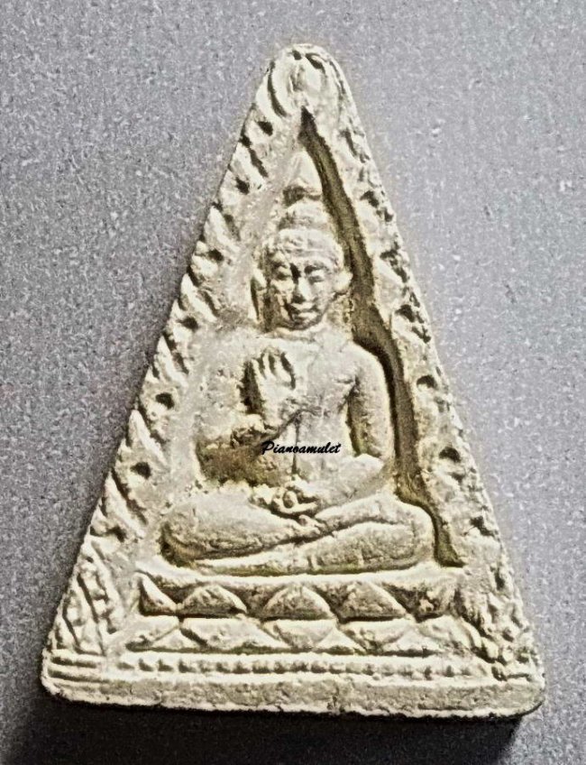 พระผงปากน้ำ รุ่น 4 พระธรรมขันธ์ พิมพ์สามเหลี่ยมมือจุด (นิยม) วัดปากน้ำ