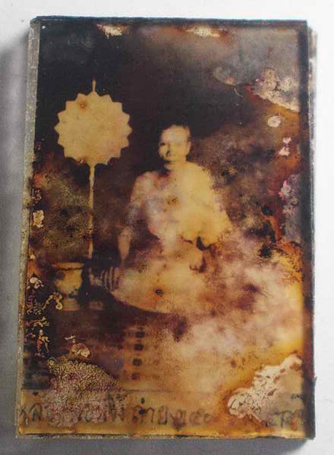 รูปถ่ายหลังยันต์อัดกระจก หลวงพ่อพริ้ง วัดโบสถ์โก่งธนู จ.ลพบุรี ปี 2500