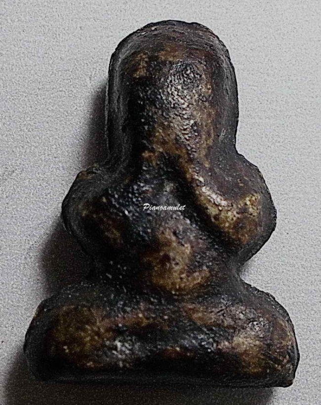 พระปิดตาเนื้อผงเคลือบรัก พิมพ์ชะลูด หลวงปู่เอี่ยม วัดสะพานสูง