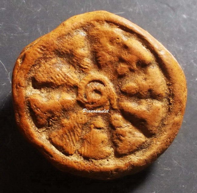 พระกำแพงงบน้ำอ้อย เนื้อดิน กรุวัดพิกุล จ.กำแพงเพชร พิมพ์นิยมมีอุกลาง