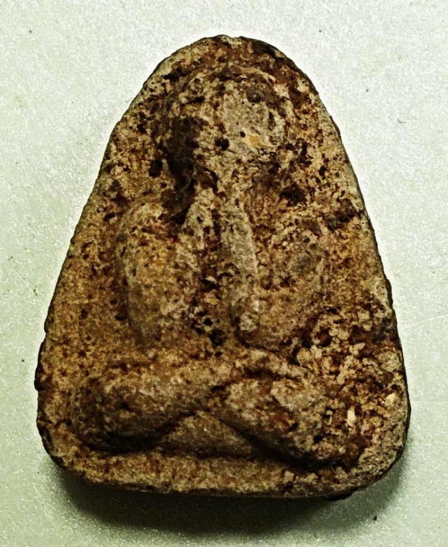 พระปิดตารุ่นแรก หลวงปู่เกลี้ยง วัดเนินสุทธาวาส ชลบุรี รุ่นแรก ปี 2497