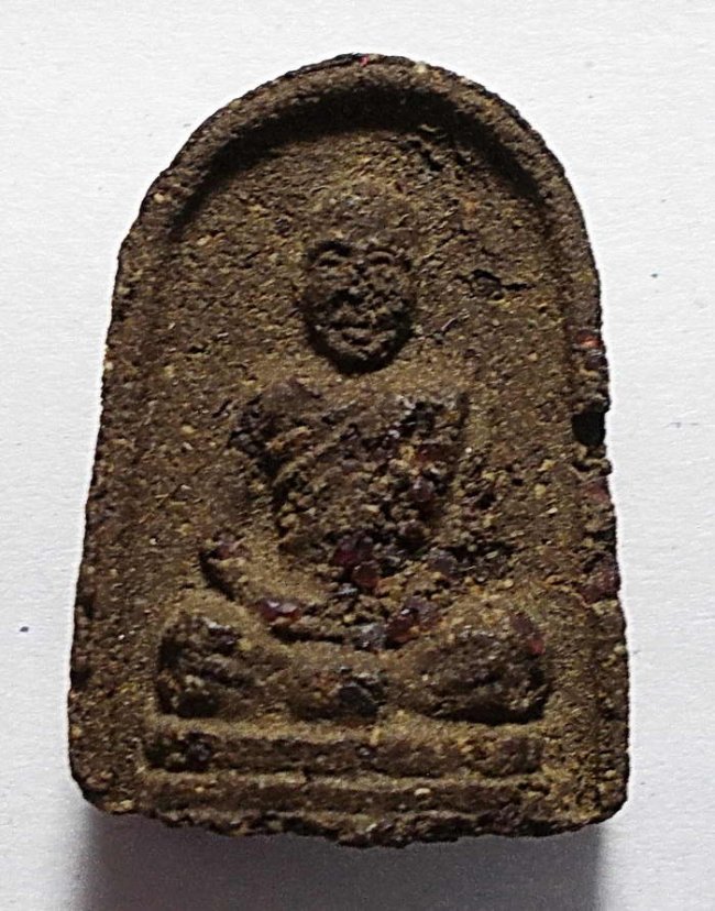 พระผงรูปเหมือนเนื้อดินเจ็ดป่าช้า กันปืน รุ่นแรกหลวงพ่อจำเนียร วัดถ้ำเสือ ปี 2522