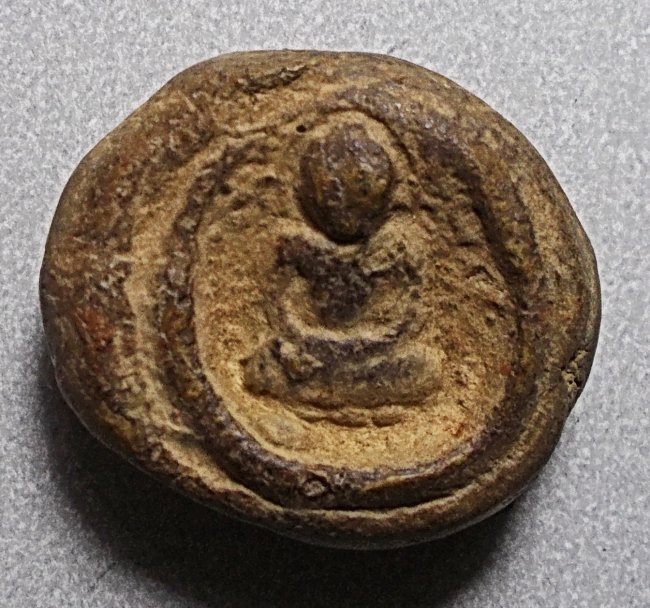 พระเม็ดกระดุมศรีวิชัย กรุเขาศรีวิชัย ต.ศรีวิชัย อ.พุนพิน จ.สุราษฎร์ธานี