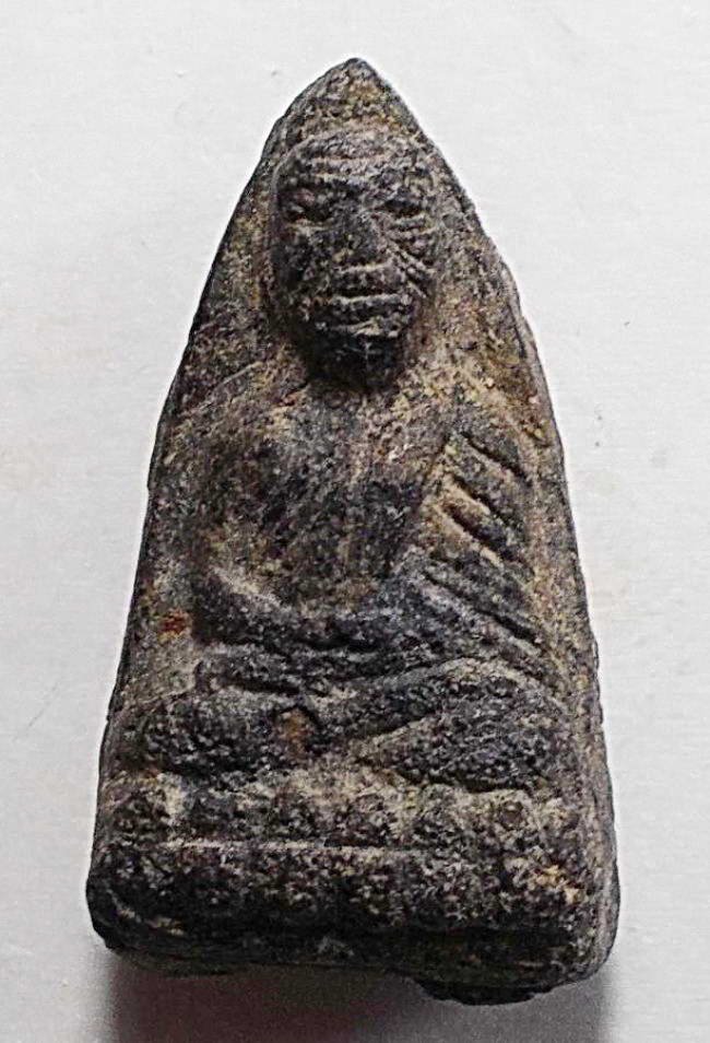 หลวงปู่ทวดวัดประสาทบุญญาวาส พิมพ์อาปาเช่ เนื้อดำ ปี 06