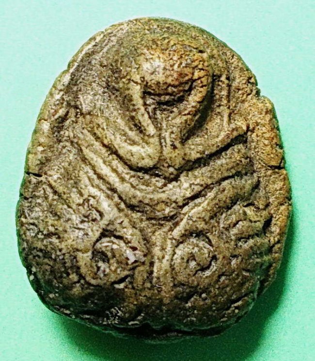 พระกรุอัมพวา เนื้อผงน้ำมัน พิมพ์จั๊กจั่น