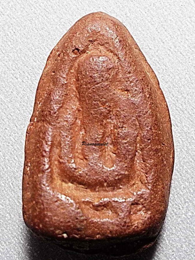 พระลบ เนื้อดิน ลำพูน พิมพ์สามง่าม