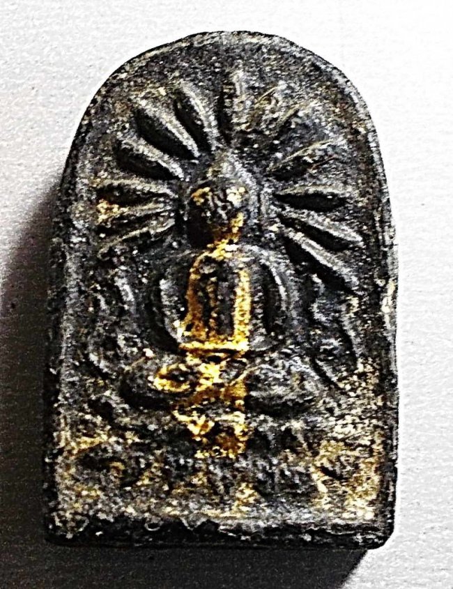 พระผงรัศมีพิมพ์เล็บมือ พระมงคลทิพย์มุนี (ท่านเจ้าจุ้ย) วัดสามปลื้ม ปี 2475 พระผงรัศมีพิมพ์เล็บมือ พระมงคลทิพย์มุนี (ท่านเจ้าจุ้ย) วัดสามปลื้ม ปี 2475