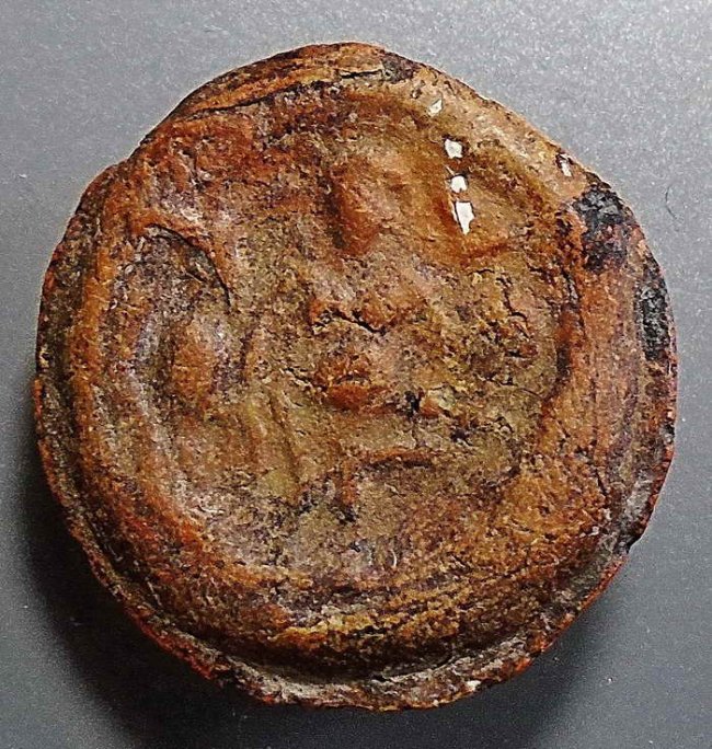 เม็ดกระดุมท้าวกุเวร เนื้อดิน สุพรรณบุรี ศิลปทวารวดี ยุคต้น