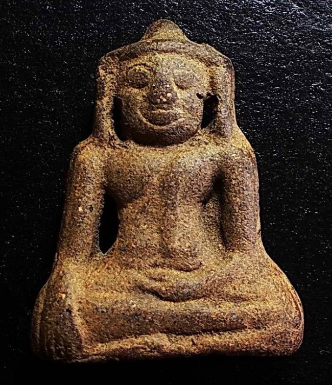 พระร่วงนั่งแขนโปร่ง (แขนทะลุ) กรุวัดพระยาดำ สุโขทัย