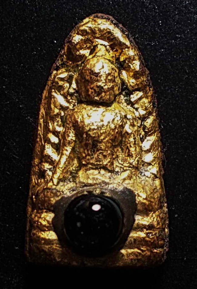 พระรอด พิธีเสด็จกลับ ปี 2511 พิมพ์คะแนน ติดเม็ดเหล็กไหล  อ.ชุม ไชยคีรี