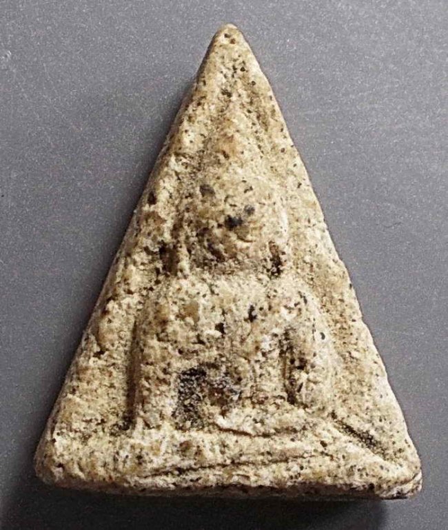 พระนางพญา (พระเศรษฐี) หลวงพ่อชาญณรงค์ อภิชิโต ศิริสมบัติ รุ่นสุดท้าย ปี 2529 พระนางพญา (พระเศรษฐี) หลวงพ่อชาญณรงค์ อภิชิโต ศิริสมบัติ รุ่นสุดท้าย ปี 2529