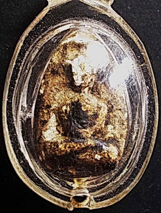 พระผงตุ๊กตา วัดพลับ ในเลี่ยมเดิม