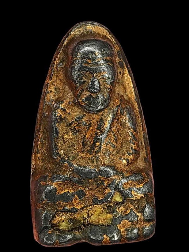 ลป.ทวดหลังตัวหนังสือ เนื้อตะกั่วฝังเขี้ยวหมาป่า ลพ.ดำ วัดกุฎี ปราจีนบุรี 