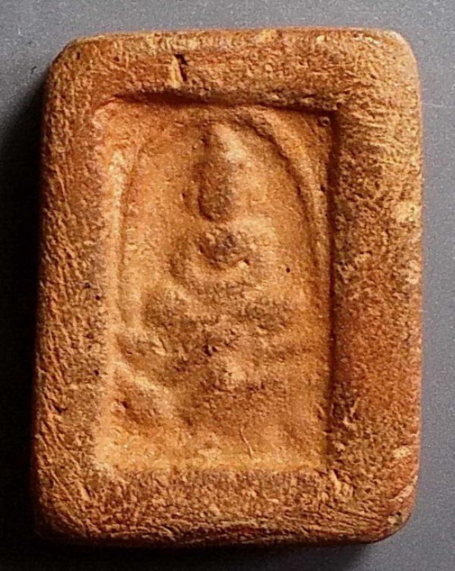 พระเนื้อดินพิมพ์พระเจ้าห้าพระองค์ ลพ.โบ้ย วัดมะนาว สุพรรณบุรี 