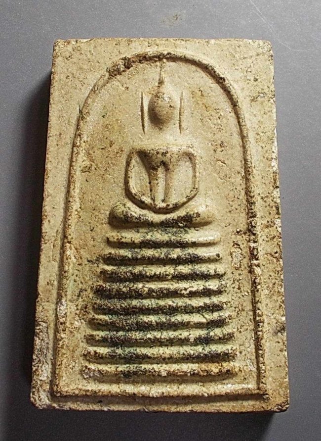 สมเด็จ 9 ชั้น ฉัตรมงคล หลวงปู่นาค วัดระฆัง ปี 2499-2500 โรยผงตะไบ ฝังตะกรุด