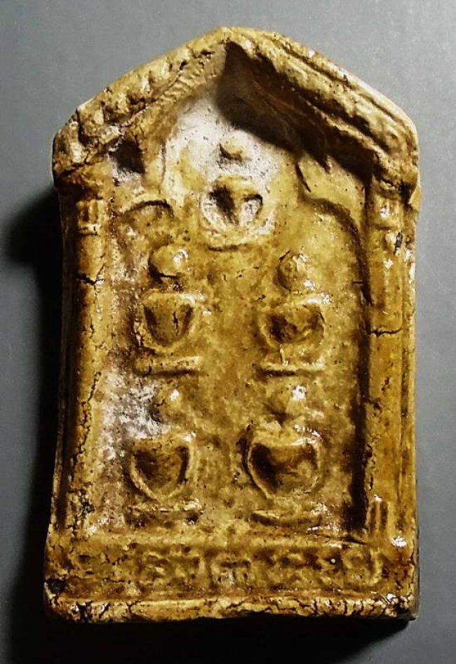 พระเจ้าห้าพระองค์ เนื้อผงจุุ่มน้ำมันยางนา วัดไผ่ล้อม ระยอง ปี 14