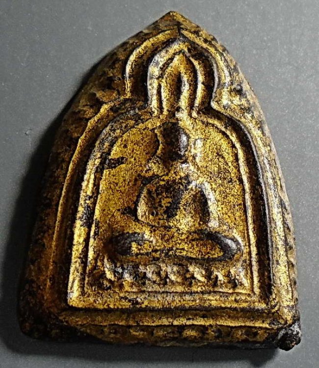 พระพิมพ์ซุ้มระฆัง เนื้อผงยาจินดามณีจุ่มรักลงทองหลังจารย์ ลป.บุญ วัดกลางบางแก้ว