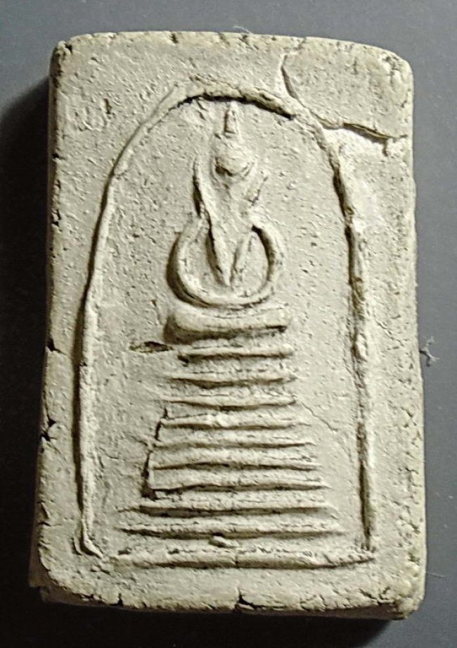 สมเด็จ 9 ชั้น พิมพ์อกวี หลังยันต์สาริกา ลป.เผือก วัดกิ่งแก้ว ปี 2496