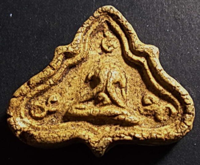 พระปิดตาซุ้มหยัก เนื้อผง ลพ.มี วัดทรงคะนอง นครปฐม