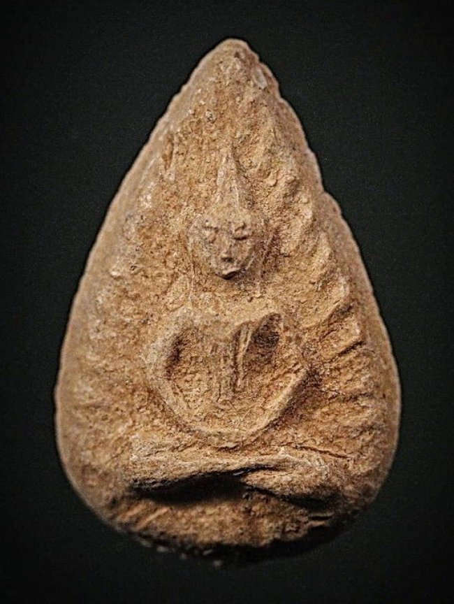 พระกลีบบัว เนื้อดิน กรุวัดลิงขบ (วัดบวรมงคล)